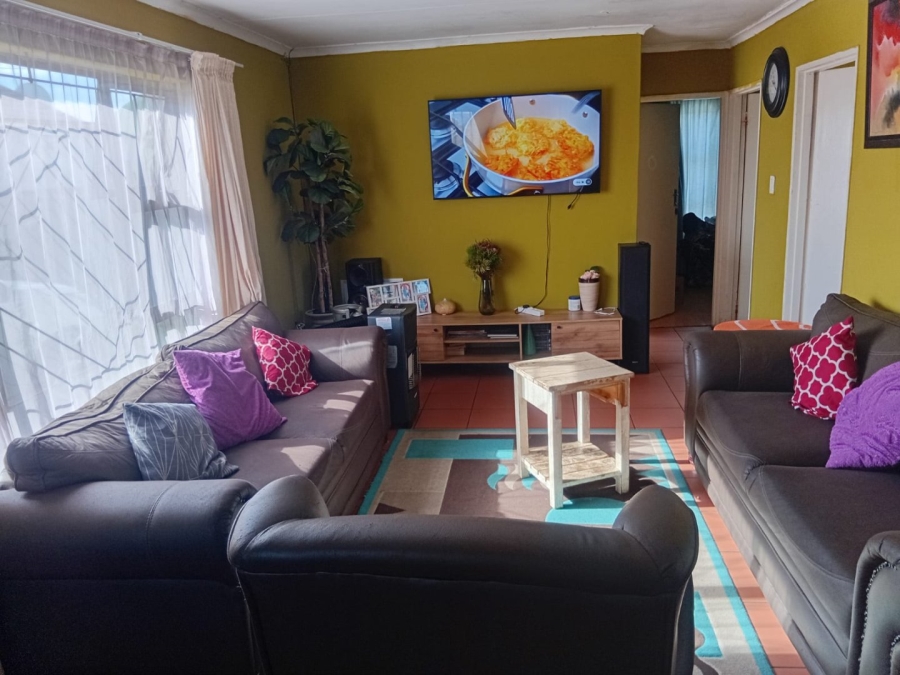 3 Bedroom Property for Sale in Ikwezi Park Western Cape